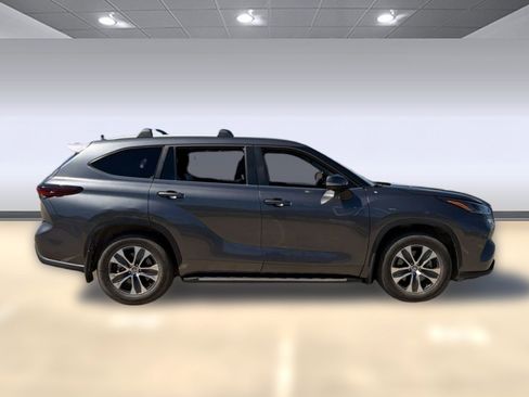Used 2024 Toyota Highlander XLE image 7