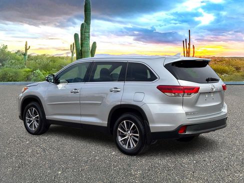 Used 2019 Toyota Highlander XLE w/ Carpet Mat Package (TMS) image 4
