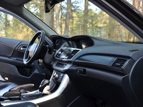 Used 2015 Honda Accord Touring image 12