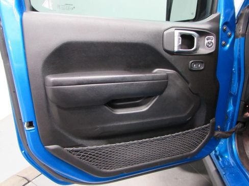 Used 2023 Jeep Gladiator Sport AWD/4WD image 12