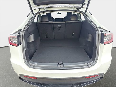 Used 2021 Tesla Model Y Long Range image 13