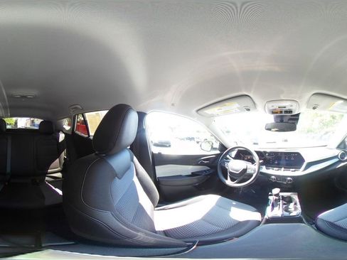 Used 2025 Chevrolet Trax LT FWD image 37