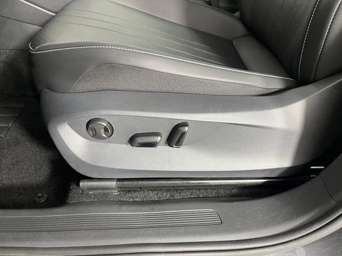 Certified 2024 Volkswagen Tiguan SE image 19