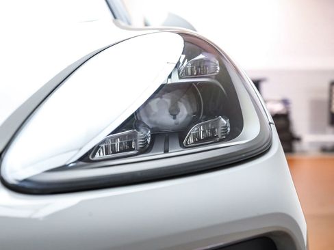 Used 2022 Porsche Cayenne Platinum Edition image 11