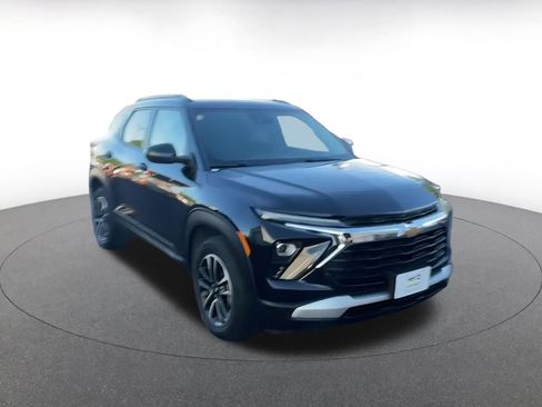 Used 2025 Chevrolet TrailBlazer LT image 3