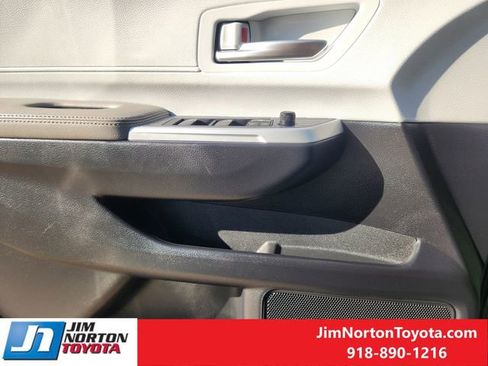 Used 2025 Toyota Sienna XLE image 23