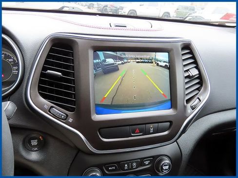 Used 2022 Jeep Cherokee Trailhawk w/ Sun, Sound & Nav Group image 18