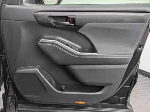 Used 2021 Toyota Highlander L image 22