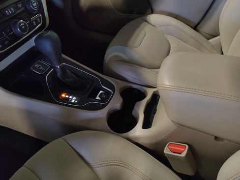 Used 2020 Jeep Cherokee Latitude FWD image 26