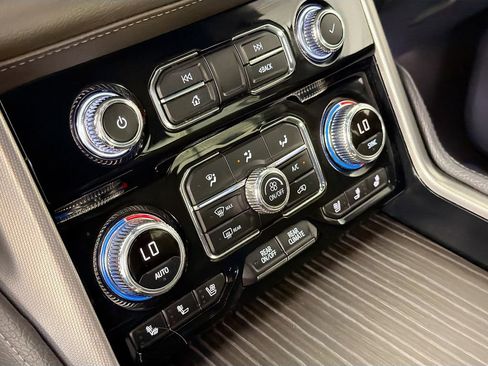 Used 2023 GMC Yukon Denali AWD/4WD image 16