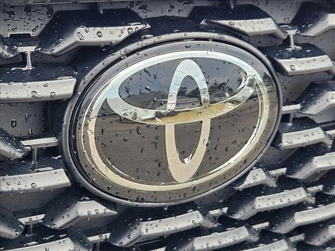 Used 2024 Toyota Corolla Cross LE image 5