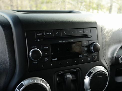 Used 2018 Jeep Wrangler Rubicon w/ Cold Weather Group image 13