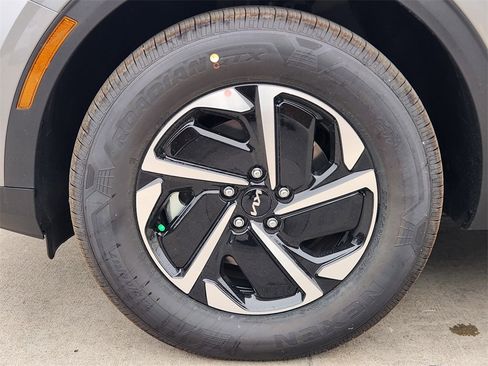 New 2025 Kia Sportage LX image 7