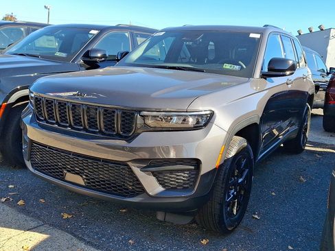 New 2025 Jeep Grand Cherokee Altitude image 3