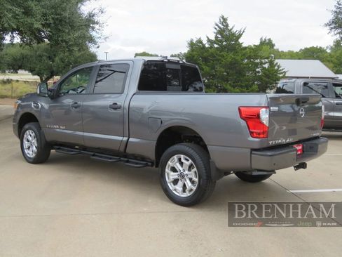 Used 2023 Nissan Titan SV w/ SV Convenience Package image 3