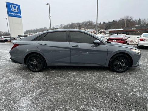 Used 2021 Hyundai Elantra SEL w/ Convenience Package image 3