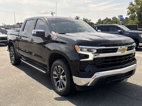 Used 2024 Chevrolet Silverado 1500 LT w/ Z71 Off-Road Package AWD/4WD image 2