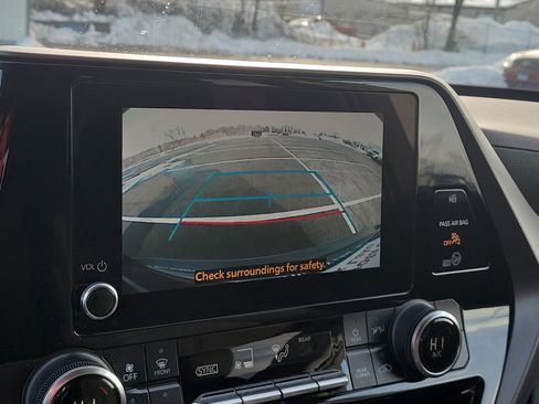 Used 2024 Toyota Highlander LE image 26