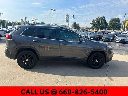 Used 2016 Jeep Cherokee Limited w/ Luxury Group AWD/4WD image 4