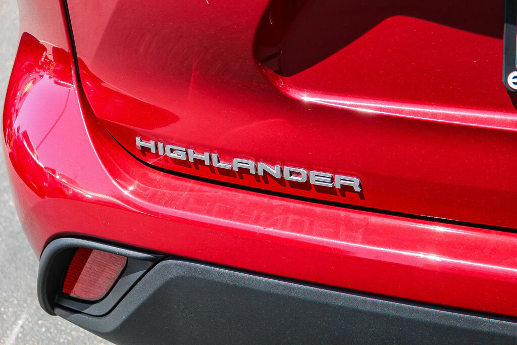 Used 2025 Toyota Highlander LE FWD image 28