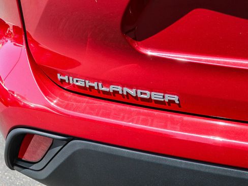 Certified 2025 Toyota Highlander LE FWD image 28