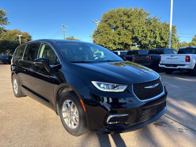 Used 2024 Chrysler Pacifica Touring-L FWD image 1