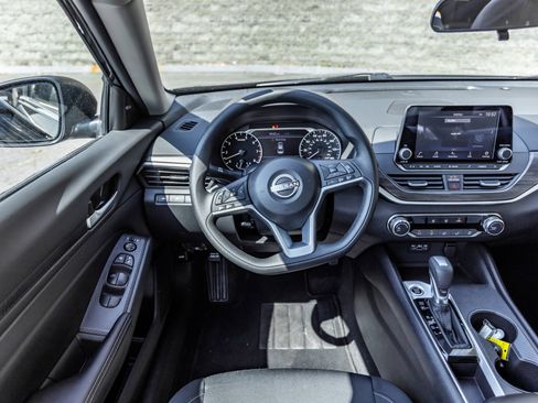 Used 2025 Nissan Altima 2.5 SV image 26