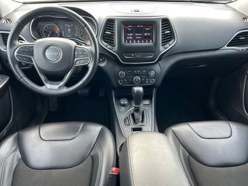 Used 2019 Jeep Cherokee Latitude Plus w/ Cold Weather Group AWD/4WD image 3