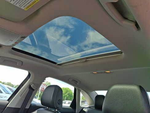 Certified 2023 Volkswagen Jetta SE w/ Panoramic Sunroof Package FWD image 14