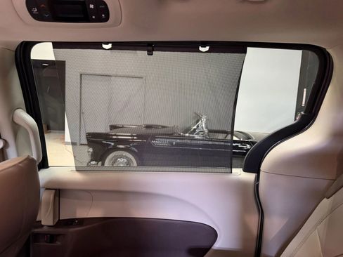 Used 2017 Chrysler Pacifica Touring-L image 27