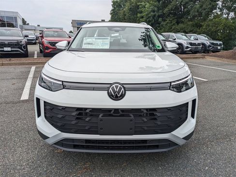 New 2025 Volkswagen Tiguan SE image 9