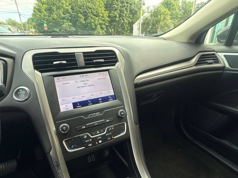 Used 2020 Ford Fusion SE FWD image 24
