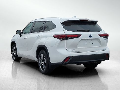 Used 2024 Toyota Highlander XLE AWD/4WD image 3