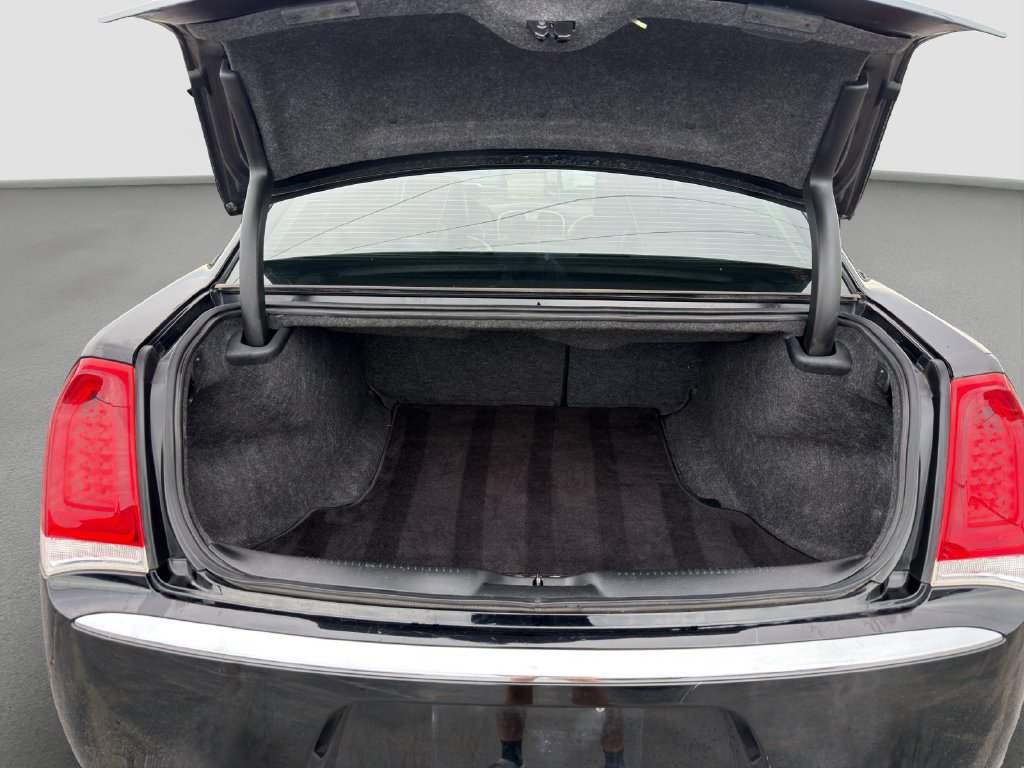 Used 2016 Chrysler 300 C RWD image 20