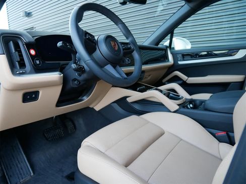 Used 2025 Porsche Cayenne image 4