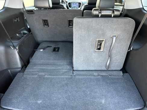 Used 2023 GMC Acadia SLT image 15