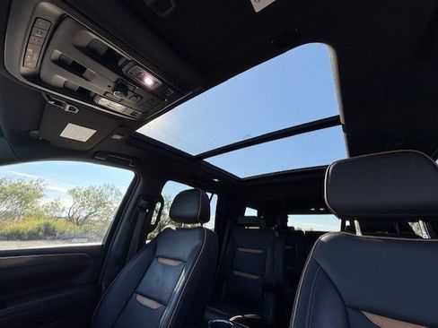 Used 2023 GMC Yukon AT4 w/ Technology Package image 11