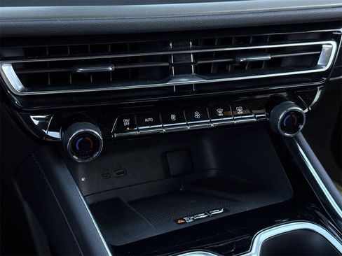 Used 2025 Chevrolet Traverse LT image 19