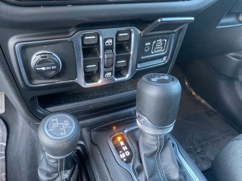 Used 2025 Jeep Wrangler Sahara image 22