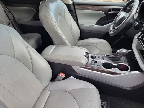 Used 2023 Toyota Highlander Limited image 14