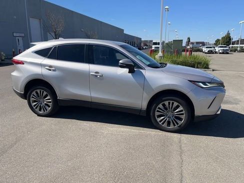 Used 2024 Toyota Venza XLE image 4