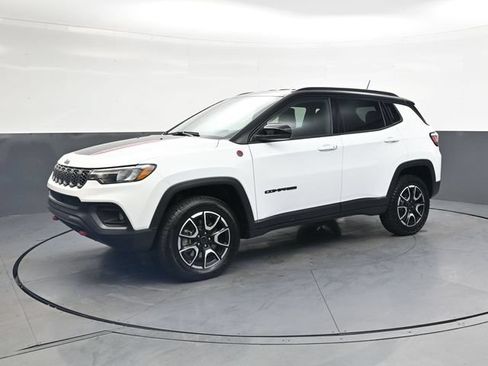 Used 2025 Jeep Compass Trailhawk AWD/4WD image 9