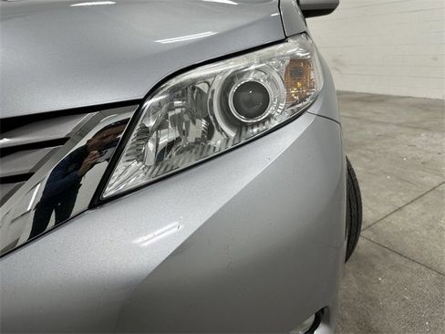 Used 2015 Toyota Sienna XLE image 11