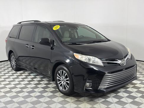 Used 2018 Toyota Sienna XLE image 3