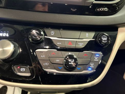 Used 2024 Chrysler Voyager LX image 19