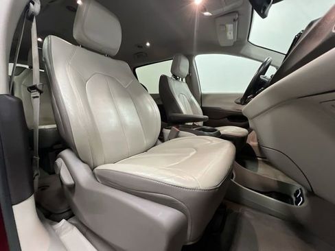 Used 2017 Chrysler Pacifica Touring-L w/ Tire & Wheel Group image 27