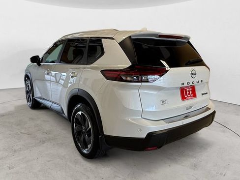 Used 2024 Nissan Rogue SV w/ SV Premium Package AWD/4WD image 3