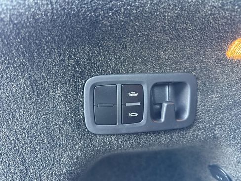 Used 2019 Bentley Bentayga image 21