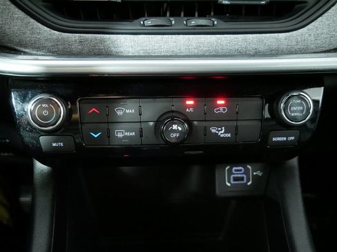 Used 2025 Jeep Compass Latitude AWD/4WD image 30