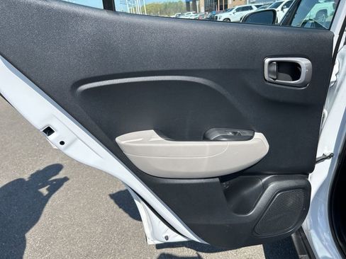 Used 2025 Hyundai Venue SEL FWD image 25